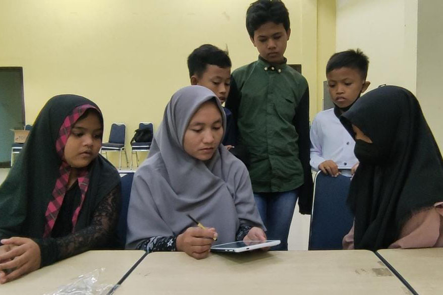 Prodi D3 MMB PENS Serahkan Modul Pembelajaran untuk Anak Pinggiran di Surabaya