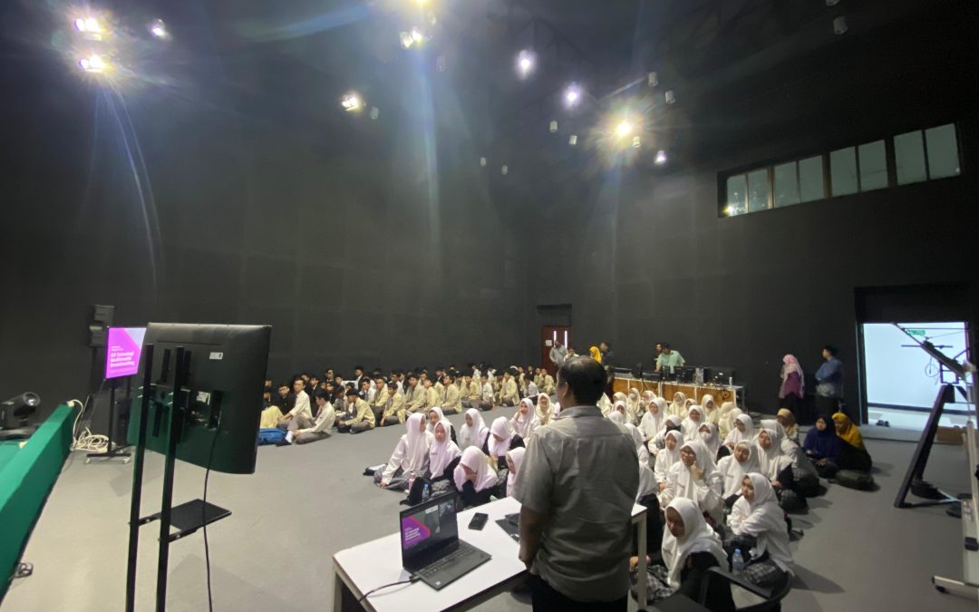SMA Al-Falah Surabaya Kunjungi Studio Pertunjukan: Belajar Langsung Dunia Multimedia dan Broadcasting